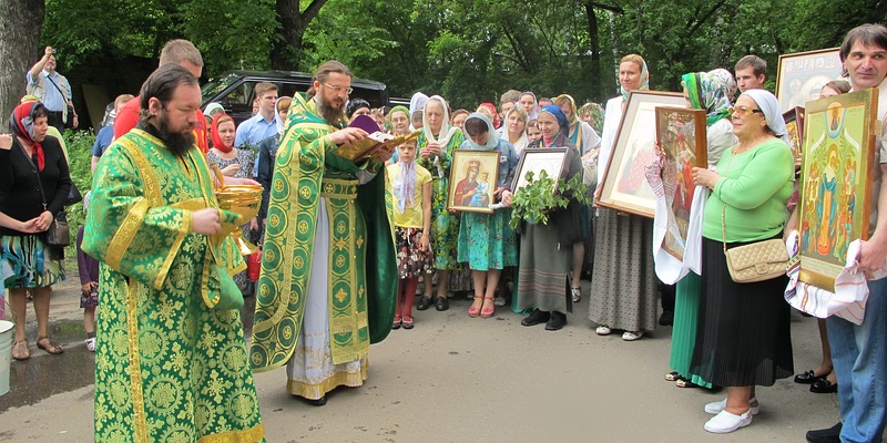 Что делают на троицу на кладбище